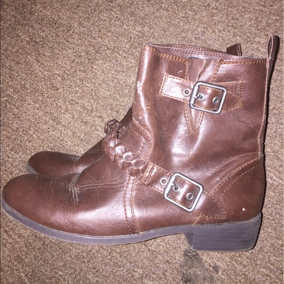 Shoes size 9 - Picture 1 of 4